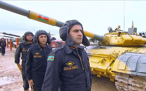 Во время финальной эстафеты танковых экипажей в рамках конкурса Танковый биатлон-2020 на полигоне Алабино  - Sputnik Азербайджан