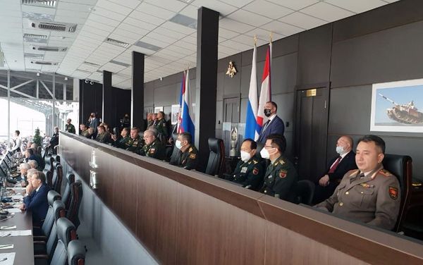 Во время финальной эстафеты танковых экипажей в рамках конкурса Танковый биатлон-2020 на полигоне Алабино  - Sputnik Азербайджан