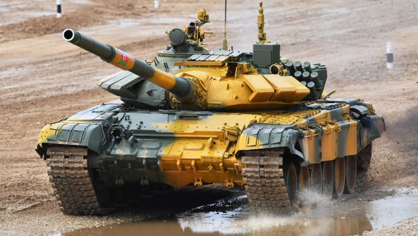 Танк Т-72Б3 команды военнослужащих Азербайджана во время финальной эстафеты танковых экипажей в рамках конкурса Танковый биатлон-2020 на полигоне Алабино - Sputnik Азербайджан