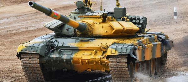 Танк Т-72Б3 команды военнослужащих Азербайджана во время финальной эстафеты танковых экипажей в рамках конкурса Танковый биатлон-2020 на полигоне Алабино - Sputnik Азербайджан