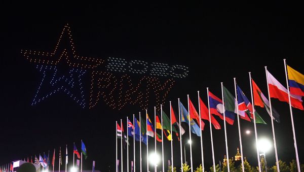 Световое шоу на церемонии закрытия VI Армейских международных игр АрМИ-2020 на полигоне Алабино - Sputnik Азербайджан