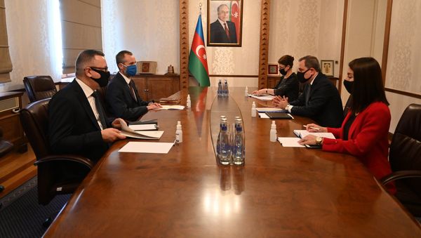 Встреча министра иностранных дел Джейхун Байрамов и полномочного посла Италии в Азербайджане Аугусто Массари - Sputnik Азербайджан