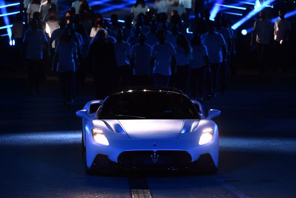 Презентация нового спорткара MC20 итальянской компании Maserati в Италии  - Sputnik Азербайджан