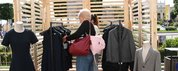 Женщина выбирает школьную форму на школьной ярмарке, фото из архива - Sputnik Азербайджан
