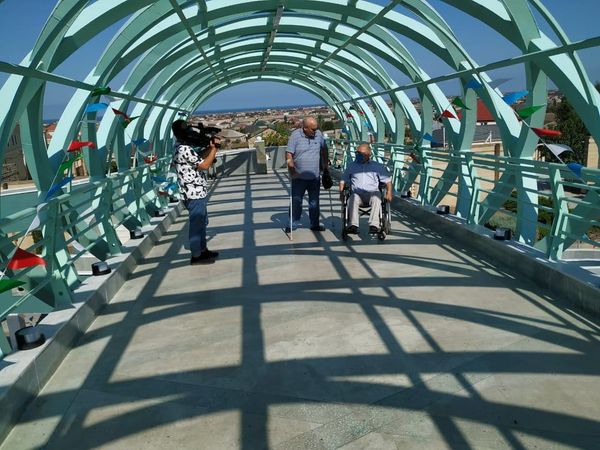 Тестирование переходов Баку на коляске: взобрался с трудом и чуть не упал, спускаясь - Sputnik Азербайджан