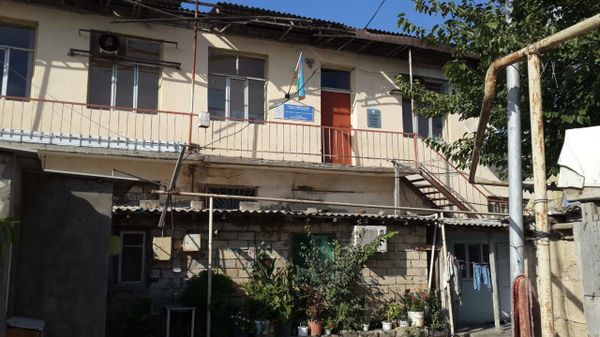 Змеи держат в страхе жителей бакинского поселка: выползают даже из канализации - Sputnik Азербайджан
