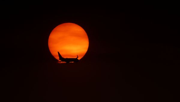 Самолет недалеко от аэропорта Лонг-Бич, Калифорния Самолет недалеко от аэропорта Лонг-Бич, Калифорния - Sputnik Азербайджан