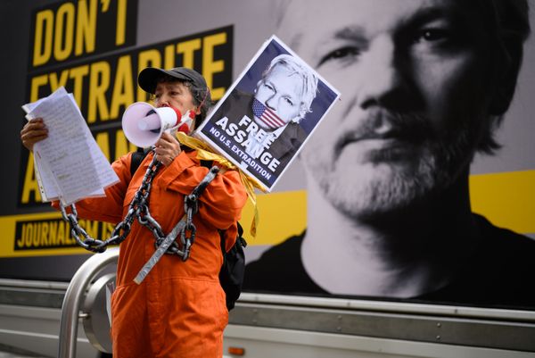 Сторонница Джулиана Ассанжа на митинге против экстрадиции Джулиана Ассанжа в Лондоне, Великобритания - Sputnik Азербайджан