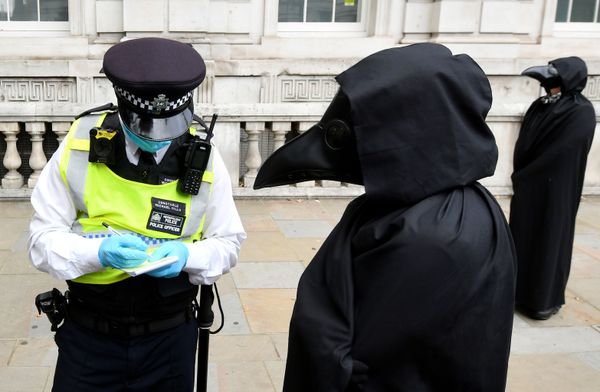 Полицейский и активист Extinction Rebellion во время акции протеста в Лондоне, Великобритания - Sputnik Азербайджан