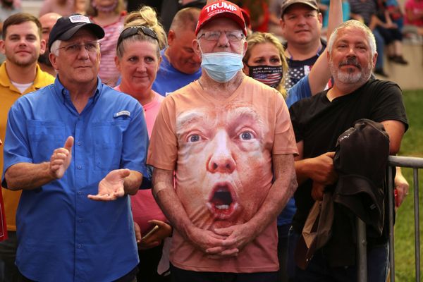 Сторонники Дональда Трампа во время его предвыборного выступления в аэропорту Смит-Рейнольдс в Уинстон-Салеме, США - Sputnik Азербайджан