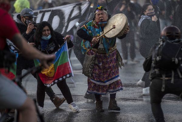 Женщина из числа коренного населения мапуче во время акции протеста против действий правительства в связи с пандемией коронавируса в Сантьяго - Sputnik Азербайджан