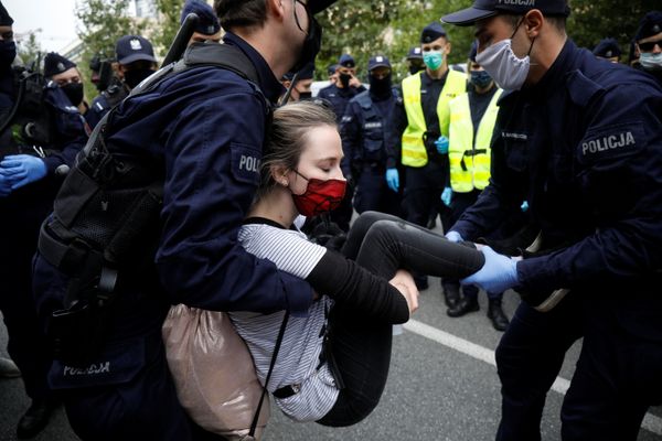 Полиция задерживает участницу протеста Extinction Rebellion в Варшаве - Sputnik Азербайджан