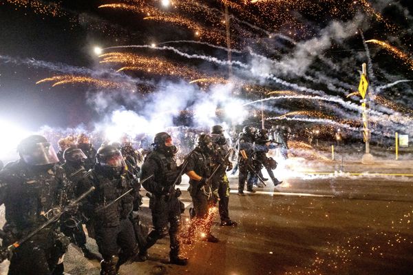 Полиция разгоняет протестующих во время демонстрации в Портленде - Sputnik Азербайджан