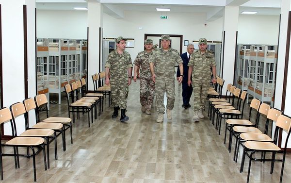 Поездка по прифронтовым частям помощника президента АР Хикмета Гаджиева и заместителя министра обороны генерала-лейтенанта Керима Велиева - Sputnik Азербайджан