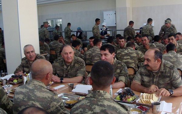 Поездка по прифронтовым частям помощника президента АР Хикмета Гаджиева и заместителя министра обороны генерала-лейтенанта Керима Велиева - Sputnik Азербайджан