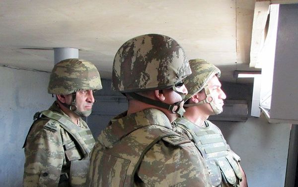 Поездка по прифронтовым частям помощника президента АР Хикмета Гаджиева и заместителя министра обороны генерала-лейтенанта Керима Велиева - Sputnik Азербайджан
