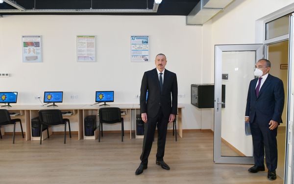 Президент Азербайджана Ильхам Алиев принял участие в открытии Центра профессионального образования при Обществе с ограниченной ответственностью Сумгайытский химический промышленный парк - Sputnik Азербайджан