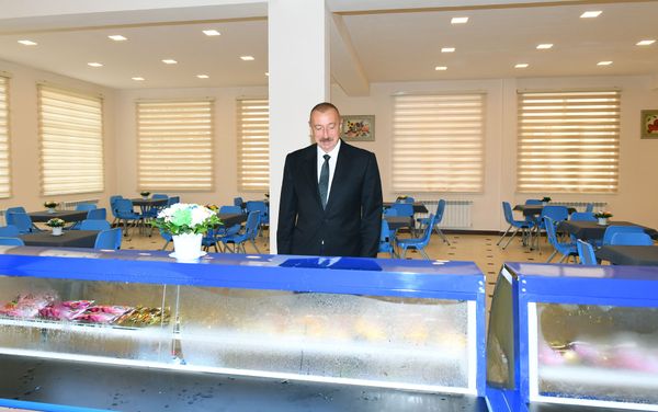 Президент Азербайджана Ильхам Алиев принял участие в открытии нового здания школы номер 154, носящей имя Национального героя Альберта Агарунова - Sputnik Азербайджан