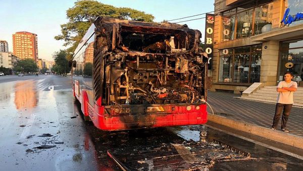 Сгоревший автобус BakuBus Сгоревший автобус BakuBus - Sputnik Азербайджан