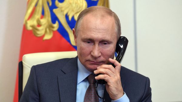 Президент РФ Владимир Путин во время встречи в режиме видеоконференции с председателем правительства РФ Михаилом Мишустиным - Sputnik Азербайджан