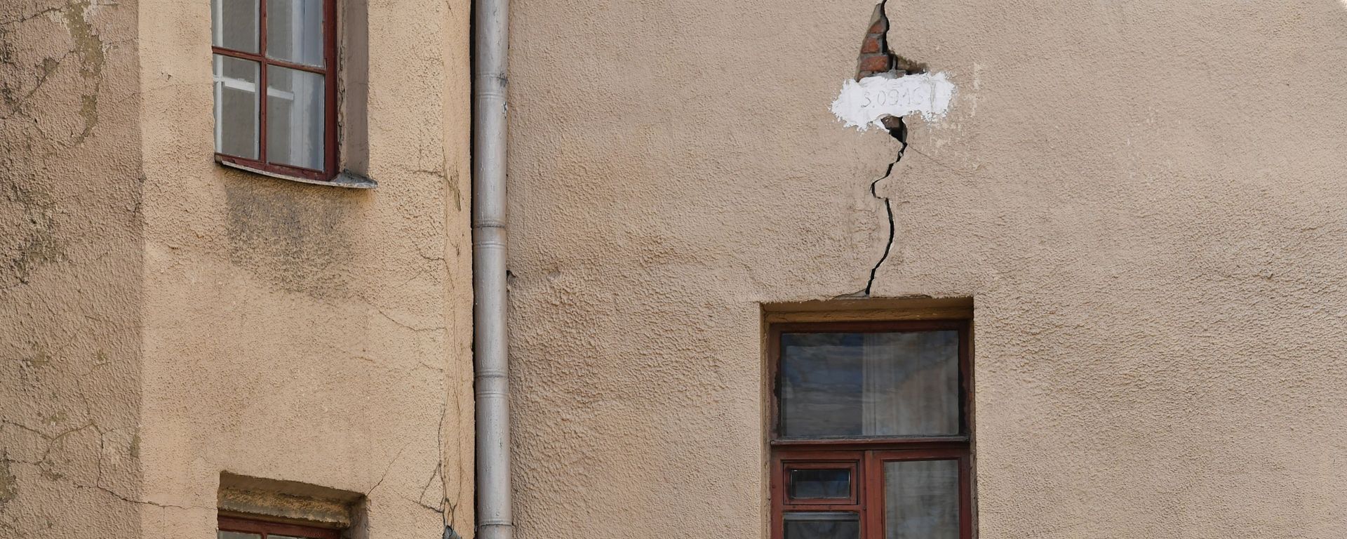 Трещина в стене жилого дома, фото из архива Трещина в стене жилого дома, фото из архива - Sputnik Азербайджан, 1920, 15.11.2020
