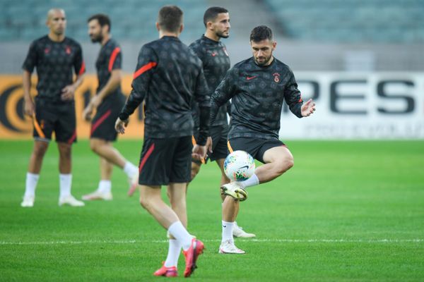 Türkiyənin Qalatasaray komandasının matçdan öncə məşqi - Sputnik Азербайджан