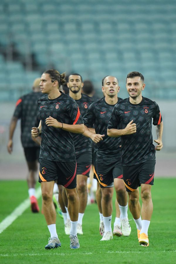 Türkiyənin Qalatasaray komandasının matçdan öncə məşqi - Sputnik Азербайджан