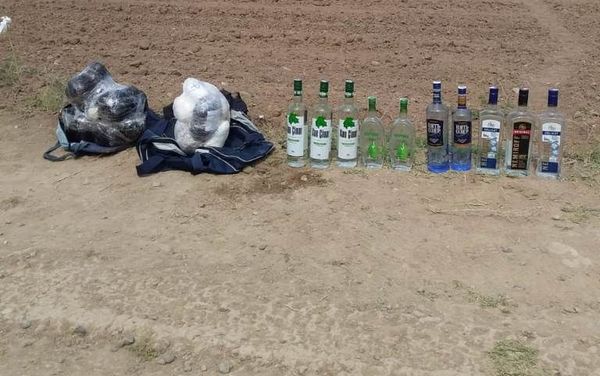 Мешки с наркотическим веществом весом около 15 килограммов и 10 бутылок с алкоголем - Sputnik Азербайджан