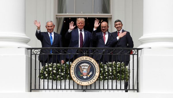 Премьер-министр Израиля Биньямин Нетаньяху, президент США Дональд Трамп, министр иностранных дел Бахрейна Абдуллатиф Аль Заяни и министр иностранных дел Объединенных Арабских Эмиратов (ОАЭ) Абдулла бин Зайед машут с балкона Белого дома - Sputnik Азербайджан