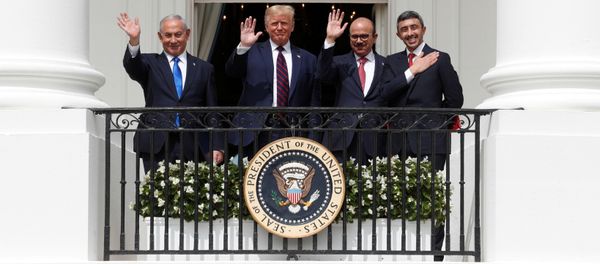 Премьер-министр Израиля Биньямин Нетаньяху, президент США Дональд Трамп, министр иностранных дел Бахрейна Абдуллатиф Аль Заяни и министр иностранных дел Объединенных Арабских Эмиратов (ОАЭ) Абдулла бин Зайед машут с балкона Белого дома Премьер-министр Израиля Биньямин Нетаньяху, президент США Дональд Трамп, министр иностранных дел Бахрейна Абдуллатиф Аль Заяни и министр иностранных дел Объединенных Арабских Эмиратов (ОАЭ) Абдулла бин Зайед машут с балкона Белого дома - Sputnik Азербайджан