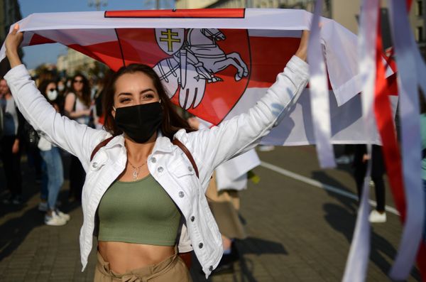 Участница несанкционированного женского марша Подруга за подругу в Минске - Sputnik Азербайджан