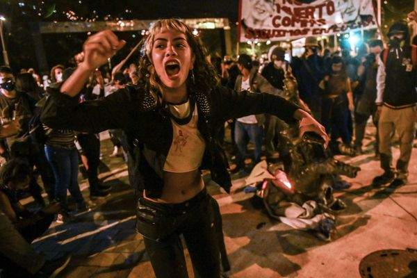 Демонстрант на акции протеста против жестокости полиции в Медельине, Колумбия - Sputnik Азербайджан