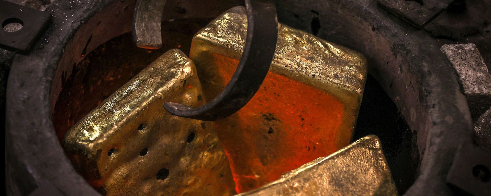 Рабочий плавит золотые слитки, фото из архива - Sputnik Азербайджан, 1920, 20.01.2021