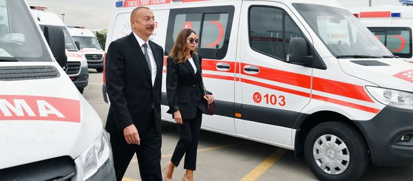 Prezident İlham Əliyev və birinci xanım Mehriban Əliyeva ölkəmizə yeni gətirilən təcili tibbi yardım avtomobilləri ilə tanış olublar - Sputnik Азербайджан