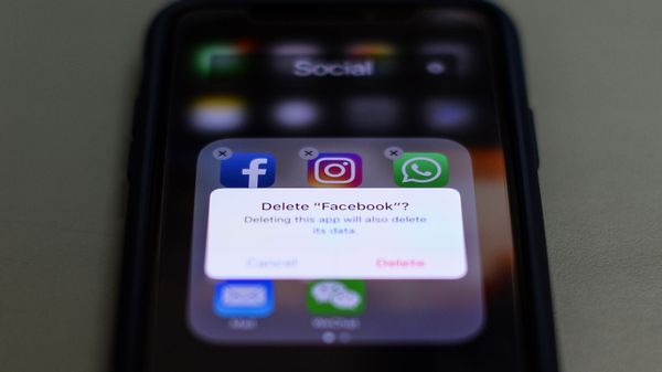 Приложение  Facebook, Instagram и WhatsApp на экране телефона, фото из архива - Sputnik Азербайджан