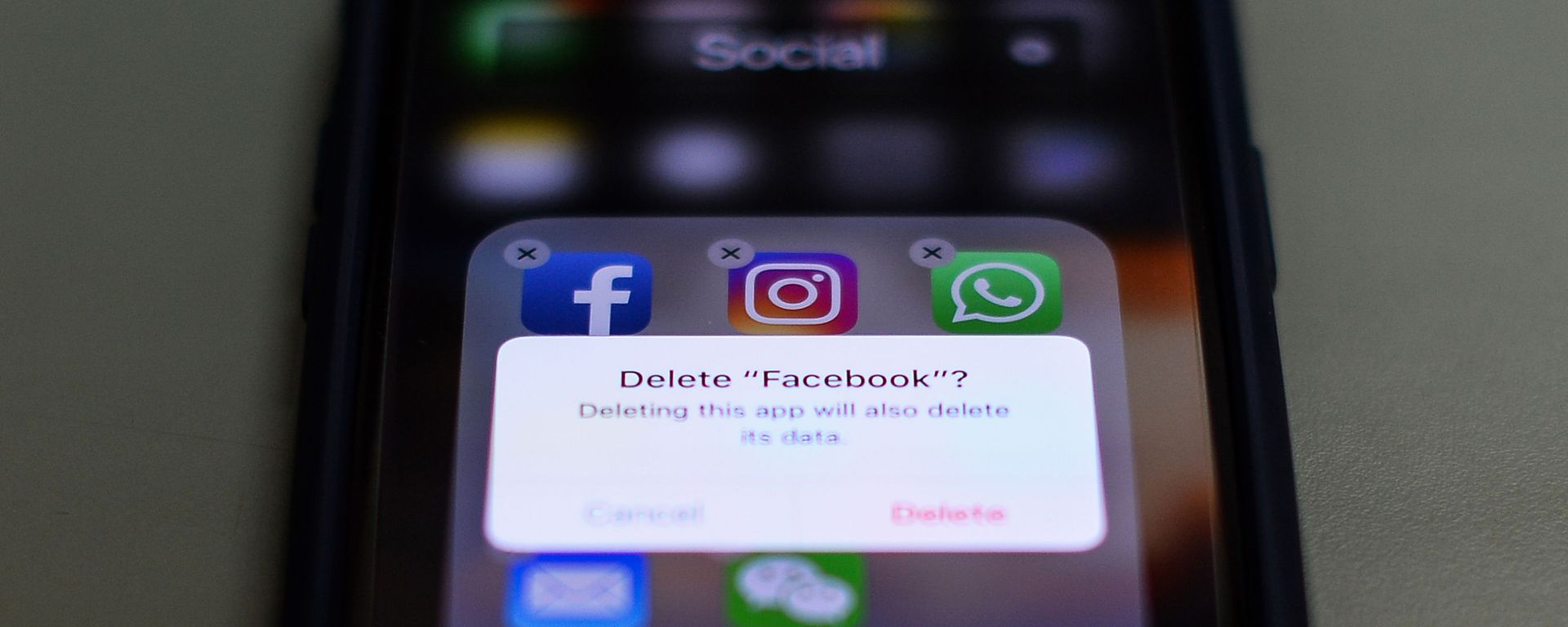 Приложение  Facebook, Instagram и WhatsApp на экране телефона, фото из архива - Sputnik Азербайджан, 1920, 23.01.2021