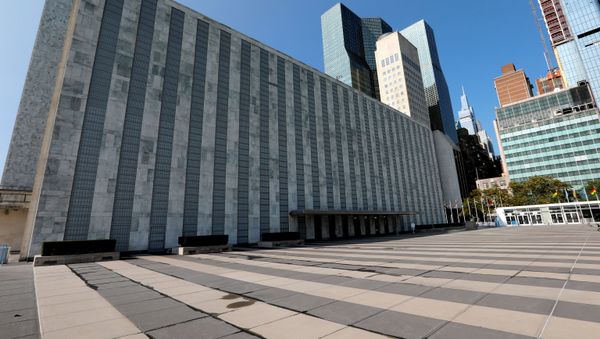 Здание ООН в Нью-Йорке. Территория опустела во время пандемии коронавируса - Sputnik Азербайджан