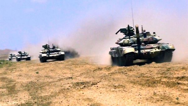 Танковые подразделения во взаимодействии с артиллерией выполняют учебно-боевые задачи - Sputnik Азербайджан
