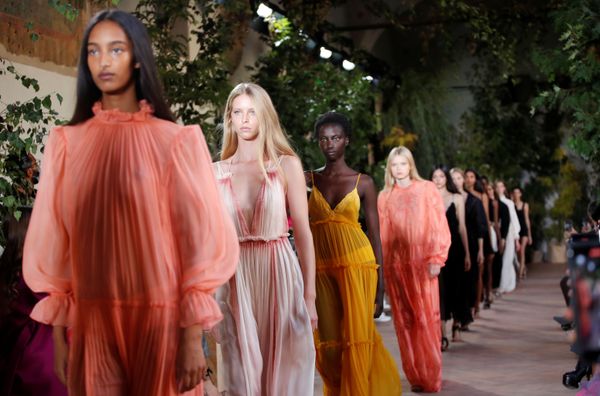Модели представляют коллекцию Alberta Ferretti на неделе моды в Милане - Sputnik Азербайджан