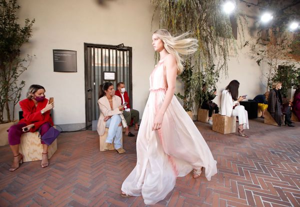 Модель демонстрирует наряд из коллекции Alberta Ferretti Spring/Summer 2021 на Миланской неделе моды - Sputnik Азербайджан