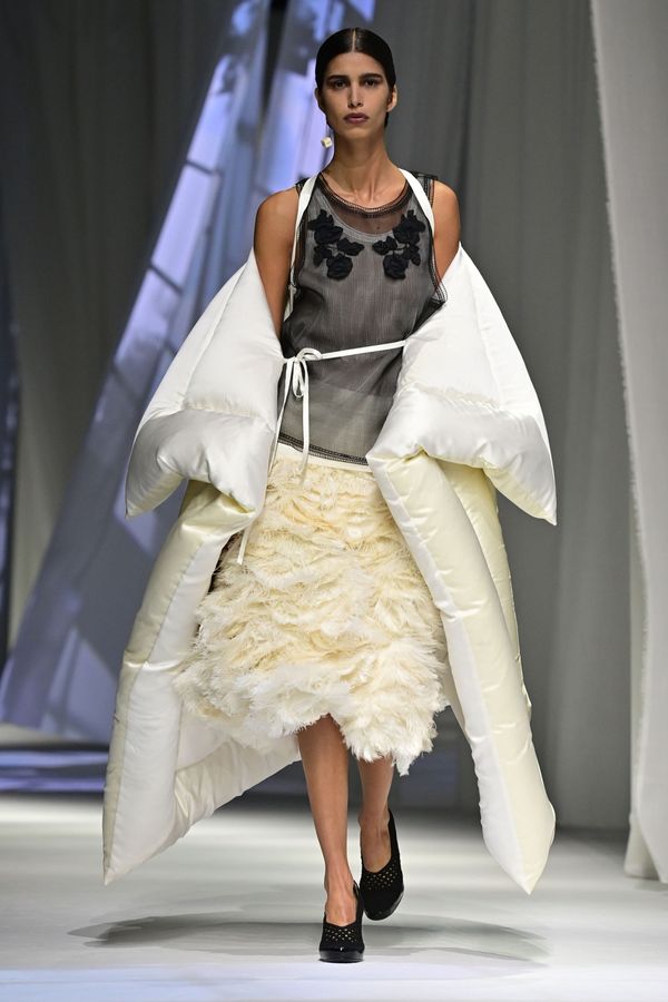 Модель демонстрирует наряд из коллекции Fendi's Spring/Summer 2021 на Миланской неделе моды - Sputnik Азербайджан