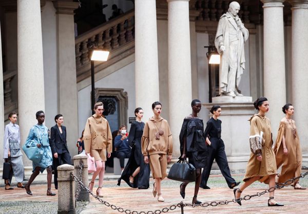 Модели демонстрируют коллекцию Max Mara Spring/Summer 2021 на Миланской неделе моды - Sputnik Азербайджан
