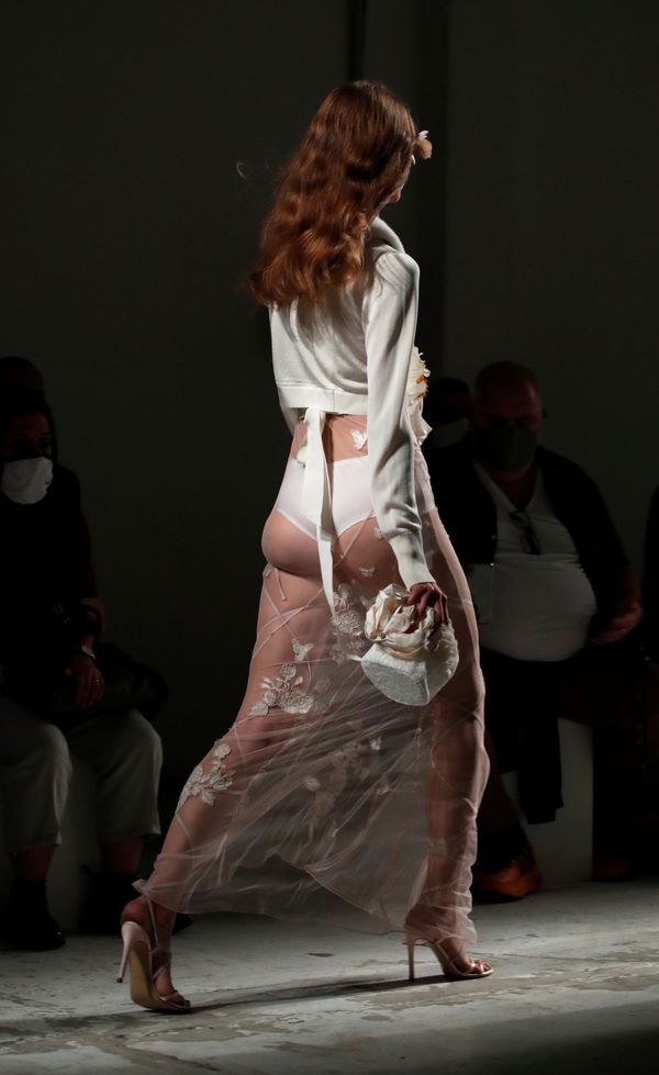 Модель демонстрирует наряд из коллекции Blumarine Spring/Summer 2021 на Миланской неделе моды - Sputnik Азербайджан