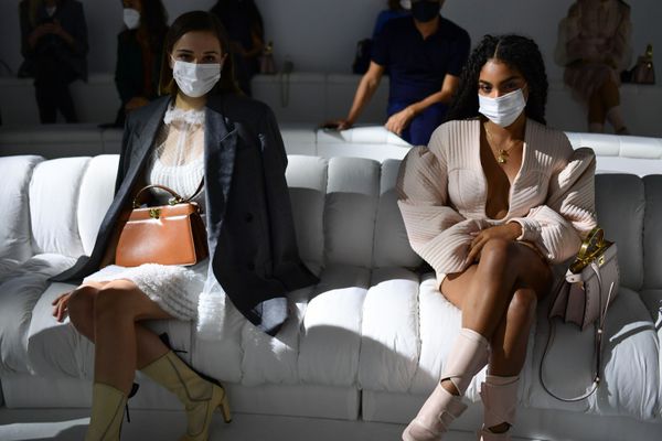 Зрители на показе Milan Fashion Week - Sputnik Азербайджан