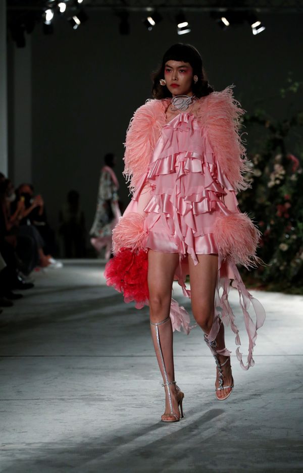 Модель на показе Blumarine во время Milan Fashion Week - Sputnik Азербайджан