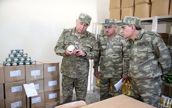 Генеральный прокурор и военный прокурор посетили воинские части в прифронтовой зоне - Sputnik Азербайджан
