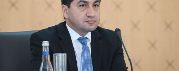 Помощник Президента Азербайджана - заведующий отделом по вопросам внешней политики Хикмет Гаджиев - Sputnik Азербайджан