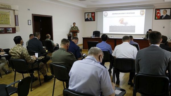 Во время встречи с военными атташе - Sputnik Азербайджан