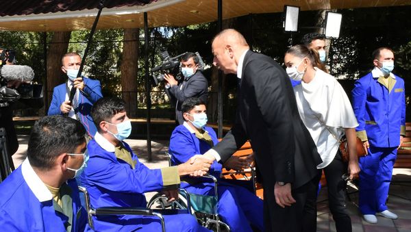Azərbaycan Prezidenti İlham Əliyev və birinci xanım Mehriban Əliyeva Mərkəzi Hərbi Klinik Hospitalda müalicə olunan hərbçilərlə görüşüblər - Sputnik Азербайджан