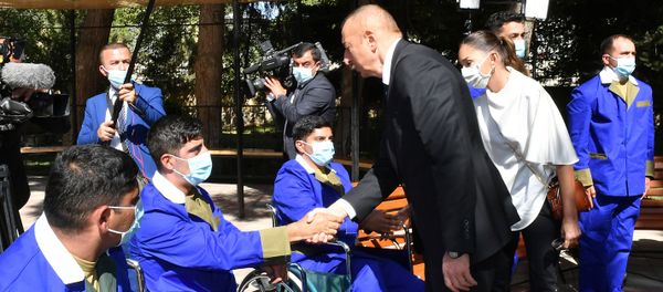 Azərbaycan Prezidenti İlham Əliyev və birinci xanım Mehriban Əliyeva Mərkəzi Hərbi Klinik Hospitalda müalicə olunan hərbçilərlə görüşüblər - Sputnik Азербайджан